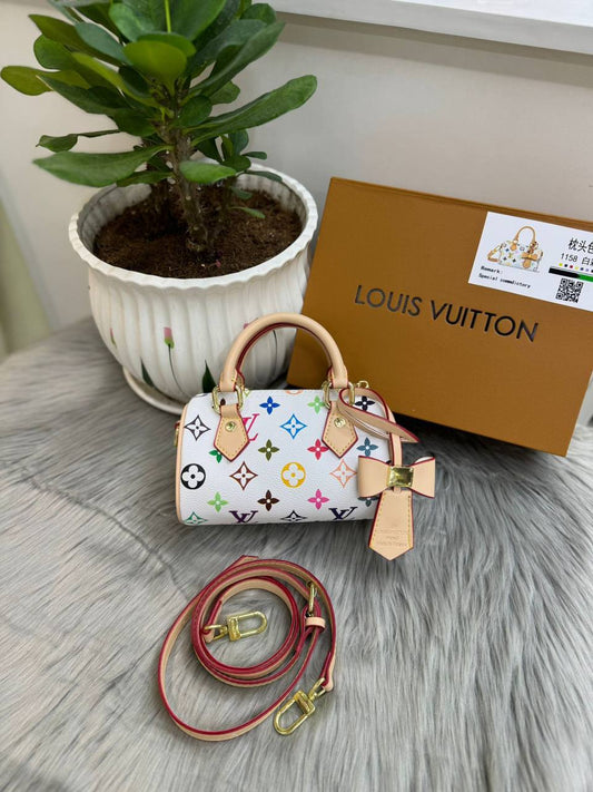 LV
SIZE  ………  17CM 🥰
80 dhs🪙💕
with BOX🌷
🎁🎁🎁

Zain51
♥️♥️♥️