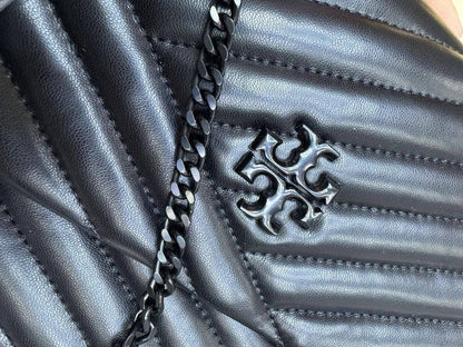 Tory Burch 
1️⃣ Finish Quality +🎁

Size: 28 * 19 cm
80 dhs🪙🌨️

with box 
🎁🎁🎁

Zain115
♥️♥️♥️