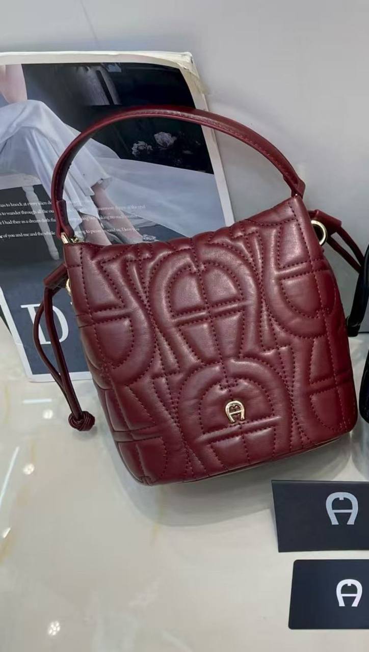 Aigner 

with box
🎁🎁🎁

110 dhs✅

Zain143
♥️♥️♥️