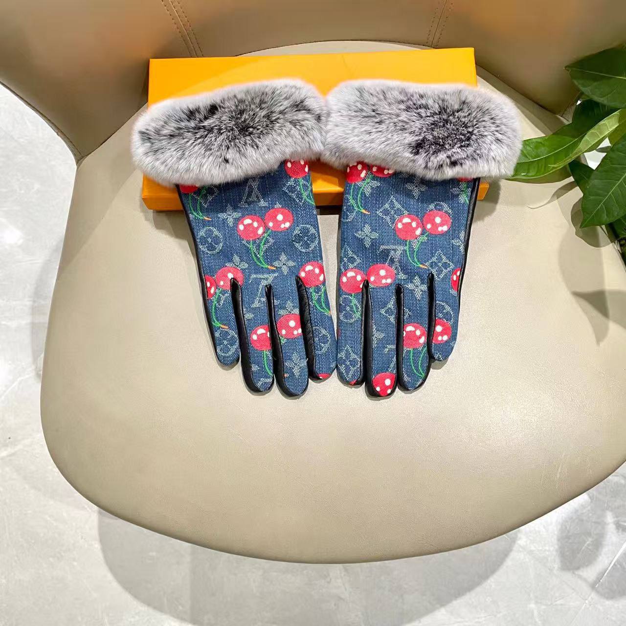 Gloves
Available new collection 😍😍😍 
250 dhs🪙

Zain262
♥️♥️♥️