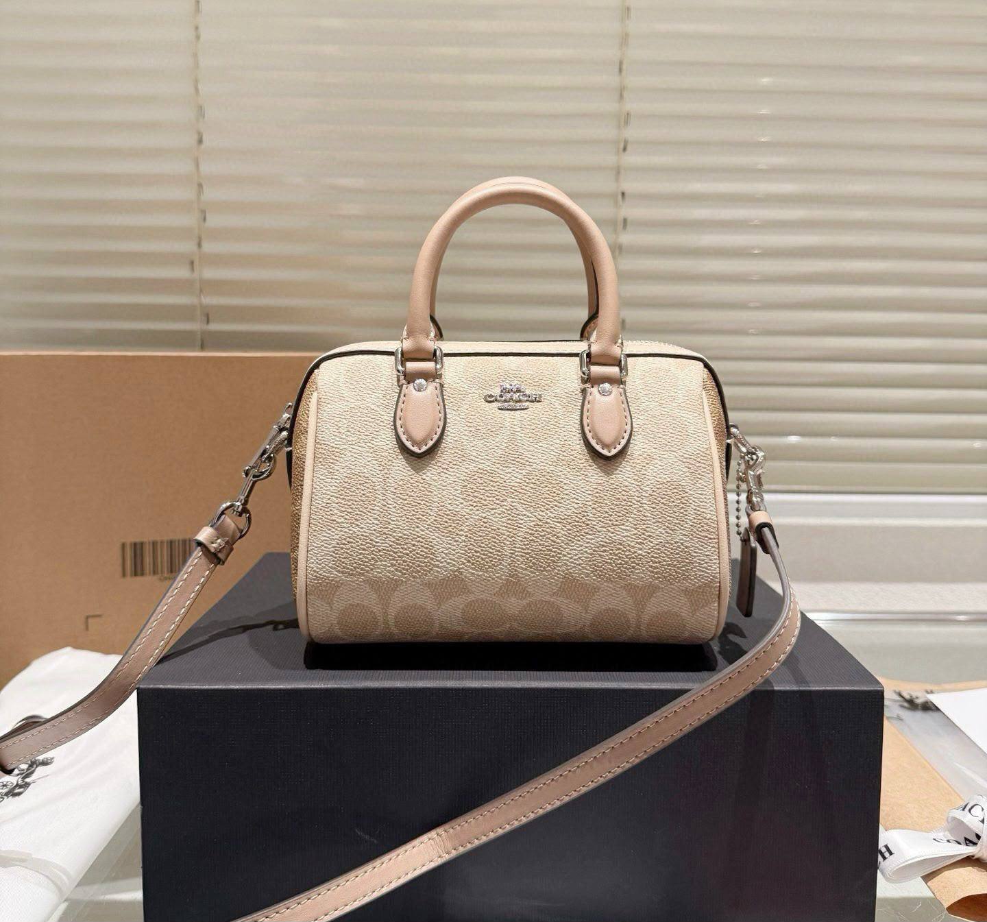 COACH 
GOOD QUALITY 
WITH BOX 
95 dhs✅
SIZE: 18cm

Zain39
♥️♥️♥️