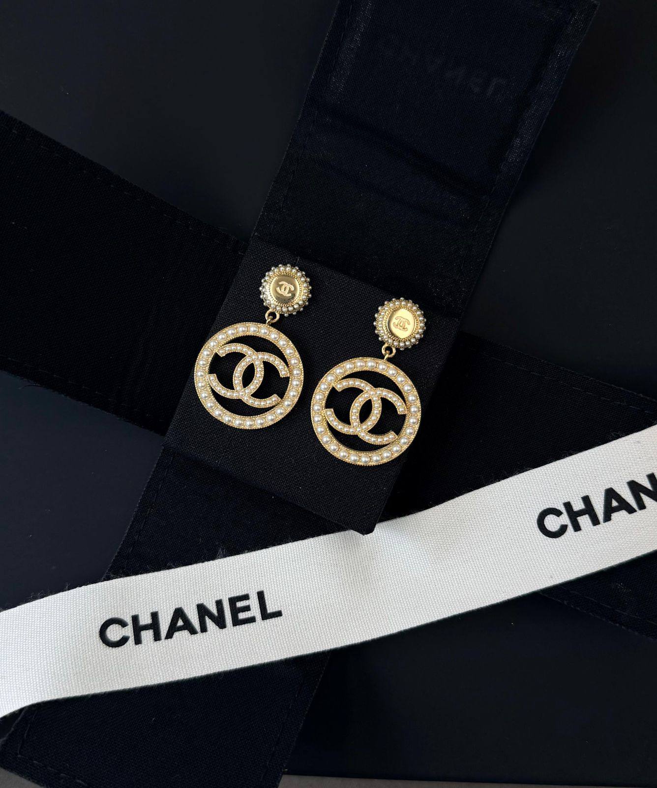 *CHANEL* 🤍
↗️ *Super Master Quality ®️*
* *New Collection*
* ⁠EARINGS
*95 dhs❣️* with *Orignal* Packing 🎁
*85 dhs❣️* with *Normal* Box & Bag

Zain209
♥️♥️♥️