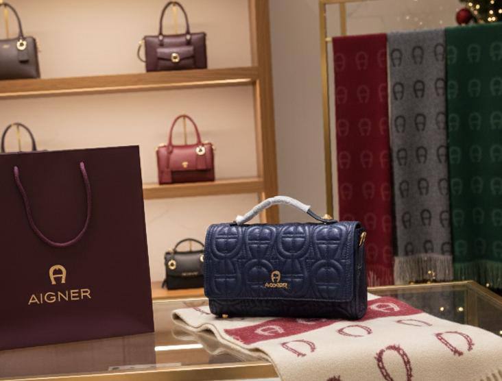 AIGNER 
Class A quality 
with box
130 dhs💓

Zain175
♥️♥️♥️