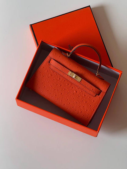 Hermes minikelly ostrich 21cm💕master quality😍with box❤️
350 dhs🪙💕

Zain52
♥️♥️♥️