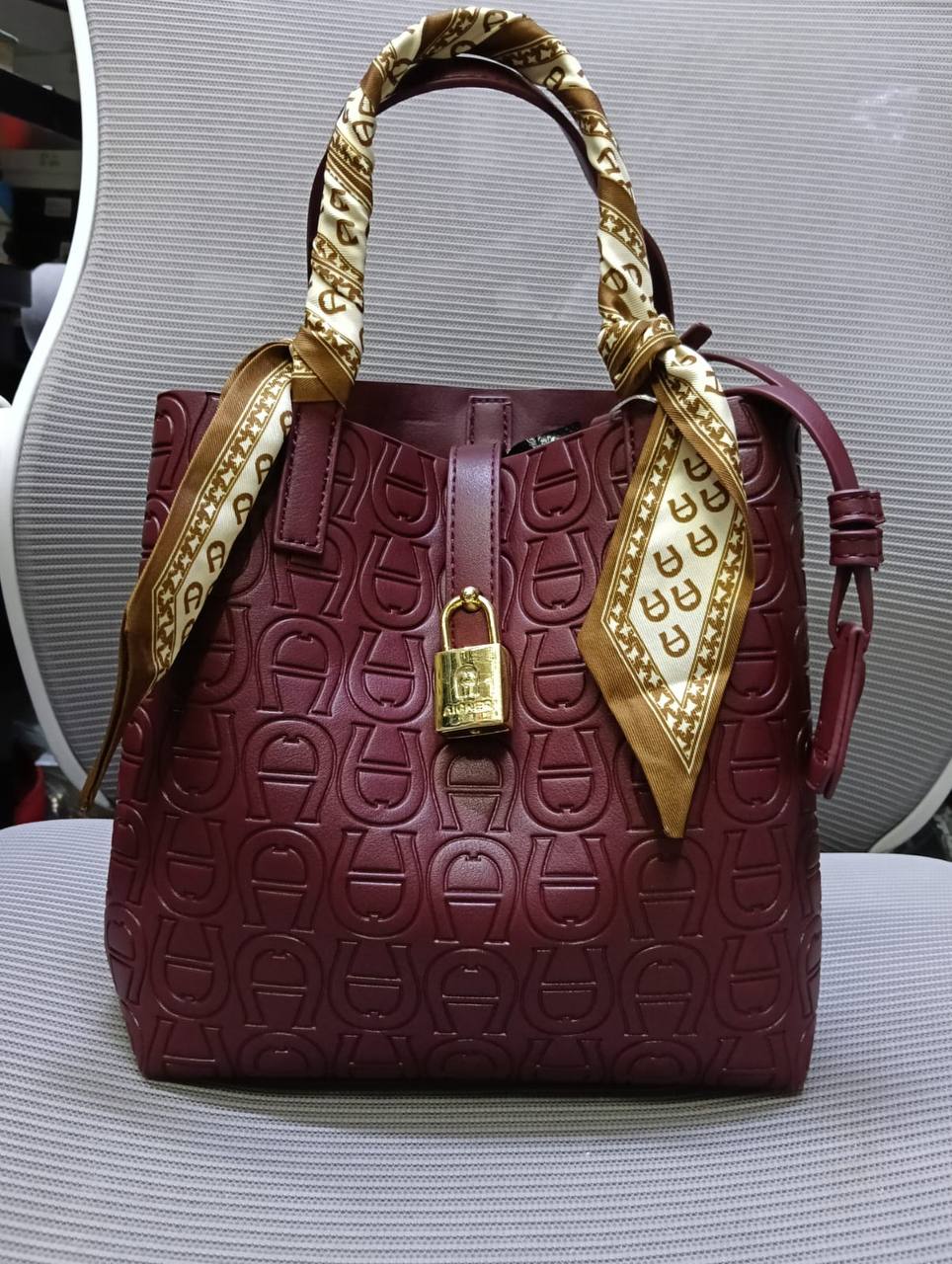 CHCH

110 dhs🇦🇪🇦🇪

with box

size 21cm
Zain26
♥️♥️♥️