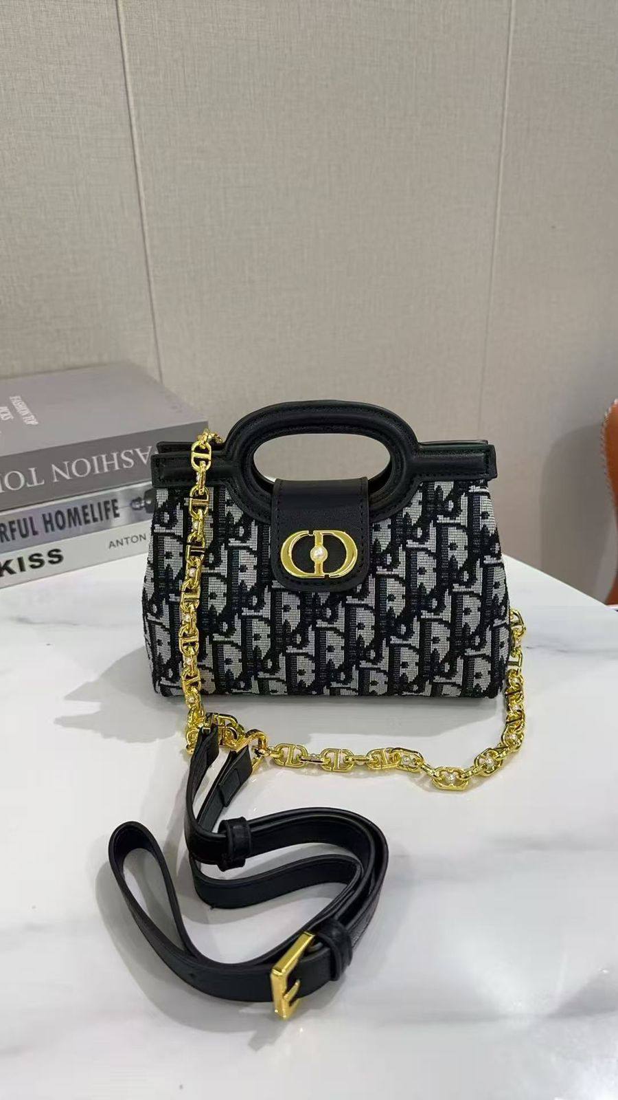 Dior
110 dhs🗽

with box 
🎁🎁🎁

20/14/8

Zain07
♥️♥️♥️