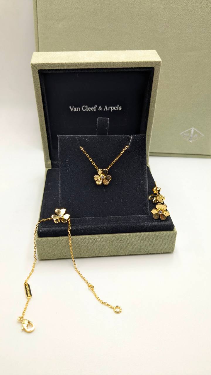 VCA
*Master Quality* 
*Necklace, Earrings & Bracelet*
180 dhs💓 with Normal Box 🎁
220 dhs💓 with Good Box 🎁
260 dhs💓 with Master Box 🎁

Zain210
♥️♥️♥️