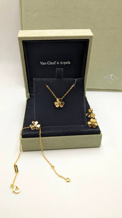 VCA
*Master Quality* 
*Necklace, Earrings & Bracelet*
180 dhs💓 with Normal Box 🎁
220 dhs💓 with Good Box 🎁
260 dhs💓 with Master Box 🎁

Zain210
♥️♥️♥️