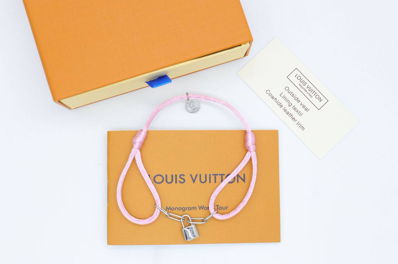 Bracelet 
55 dhs💓
+Box and paper bag🎁

Zain33
♥️♥️♥️