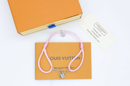 Bracelet 
55 dhs💓
+Box and paper bag🎁

Zain33
♥️♥️♥️