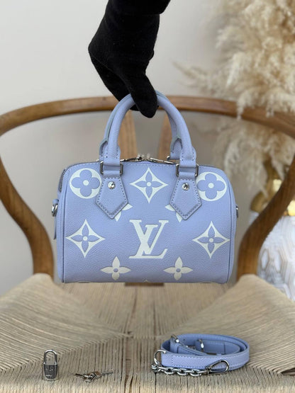 LV
20cm
350 dhs🇦🇪
Top quality 
With box🎁

Zain167
♥️♥️♥️
