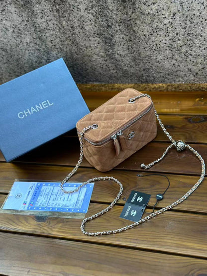 Chanel
good quality
withbox 
🎁🎁🎁

100 dhs🪙🖤

Zain143
♥️♥️♥️