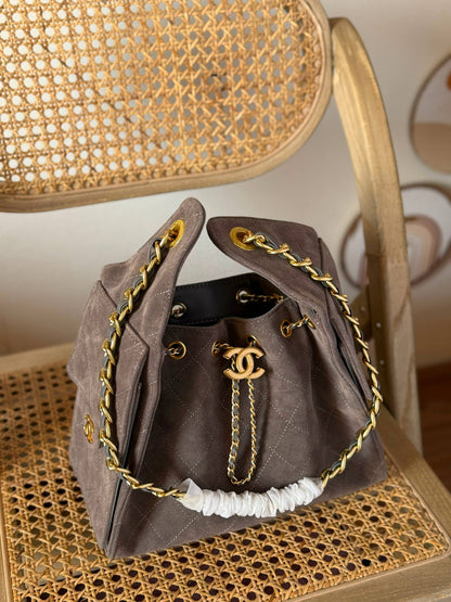 Available again✨✨✨
CHANEL
25cm
380 dhs🇦🇪🇦🇪
*MASTER QUALITY*
With box🎁

Zain167
♥️♥️♥️