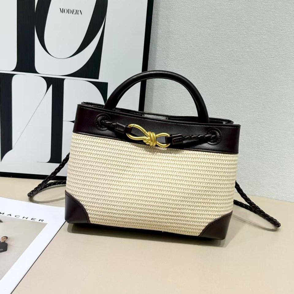 BOTTEGA VENETA 
GOOD QUALITY 

WITH BOX  
🎁🎁🎁

120 dhs✅
SIZE: 25cm

Zain39
♥️♥️♥️