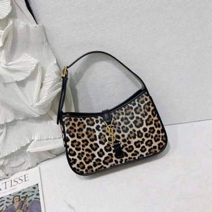 YSL 
NEW CAME GOOD QUALITY 
WITH BOX 
🎁🎁🎁

90 dhs🪙💕

Zain39
♥️♥️♥️