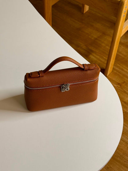 LORO PIANA 

19cm

320 dhs🇦🇪🇦🇪🇦🇪
 MASTER QUALITY
 With box🎁

Zain167
♥️♥️♥️