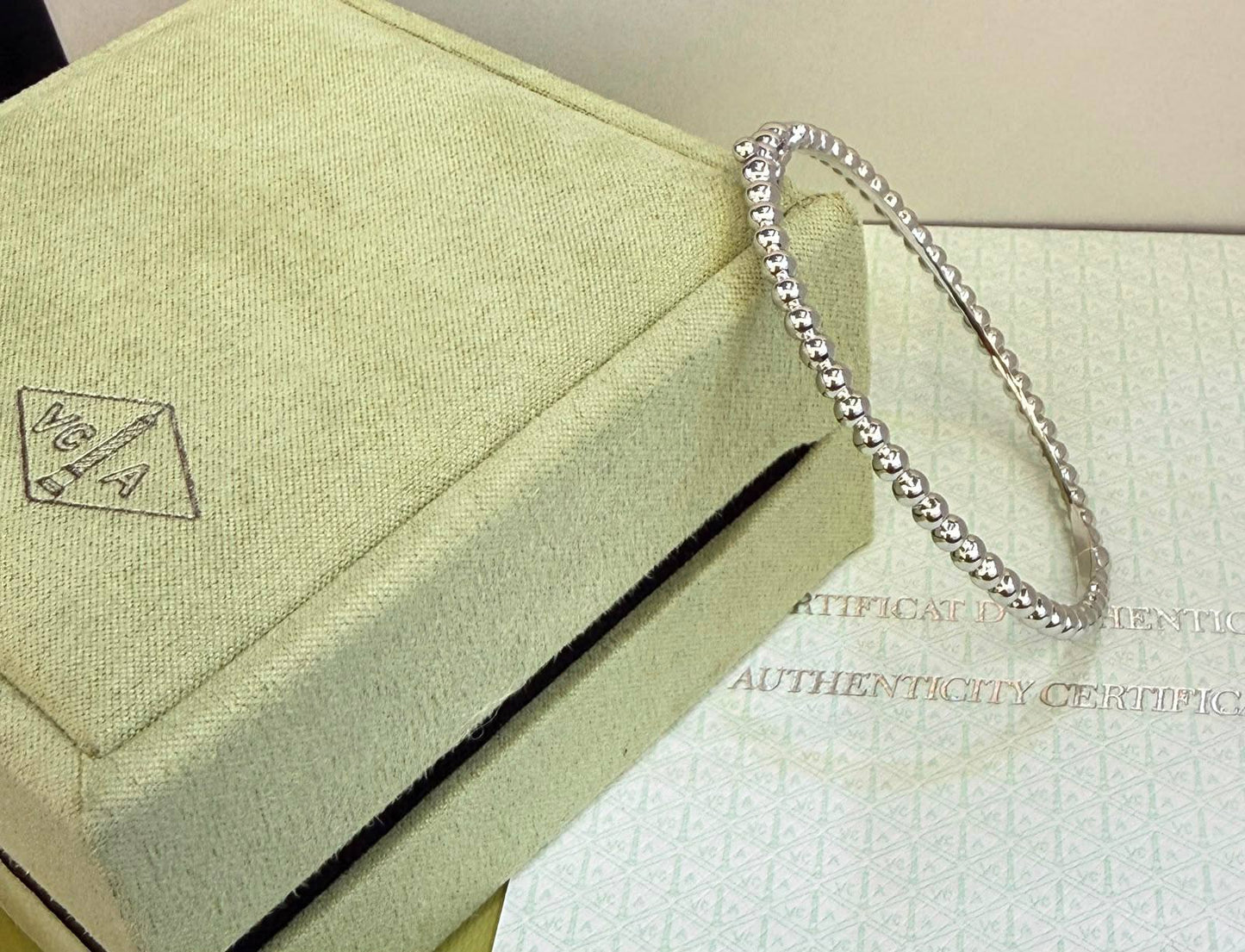 VCA

 *Perlee’ Pearls Bangle* 

 *90* with normal box 
 *140* with original box

Zain209
♥️♥️♥️