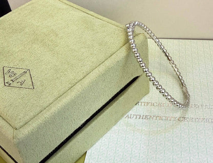 VCA

 *Perlee’ Pearls Bangle* 

 *90* with normal box 
 *140* with original box

Zain209
♥️♥️♥️