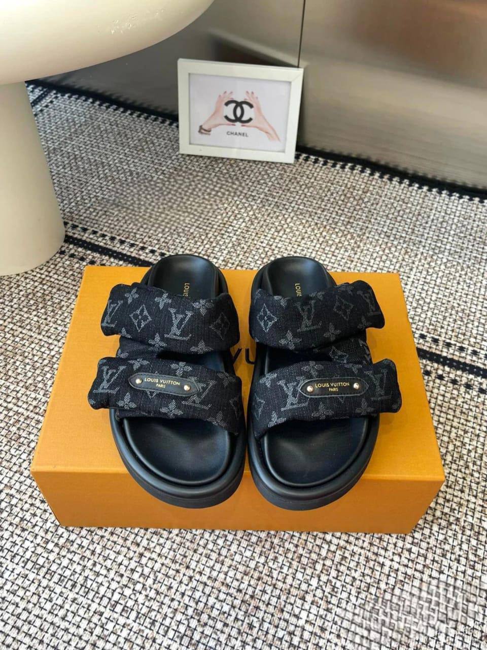 LV SLIPPER 
GOOD QUALITY 
110 dhs🪙🌨️
Size 36 TO 41

Zain40
♥️♥️♥️