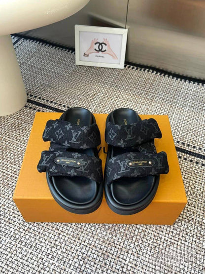 LV SLIPPER 
GOOD QUALITY 
110 dhs🪙🌨️
Size 36 TO 41

Zain40
♥️♥️♥️