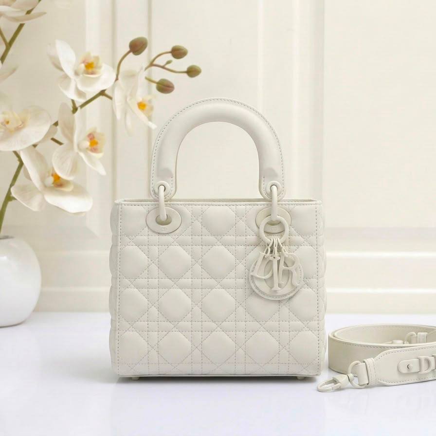 Dior
High quality 
Size：20cm
With box 
120 dhs🇦🇪🇦🇪

Zain136
♥️♥️♥️
