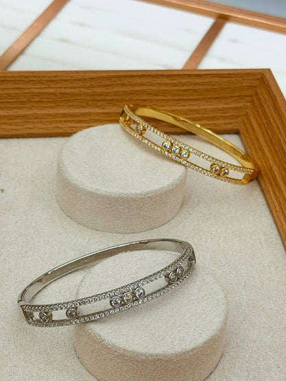 Bangle ❤️‍🔥*
good quality 💯
With black boxes 🗃️ 
20 dhs💓
With normal boxes 📦 
And paper bag🛍️
30 dhs💓

Zain216
♥️♥️♥️