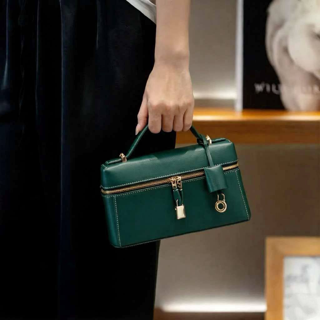 LORA PIANA 

GOOD QUALITY 
WITH BOX 
🎁🎁🎁

95 dhs✅

Zain39
♥️♥️♥️