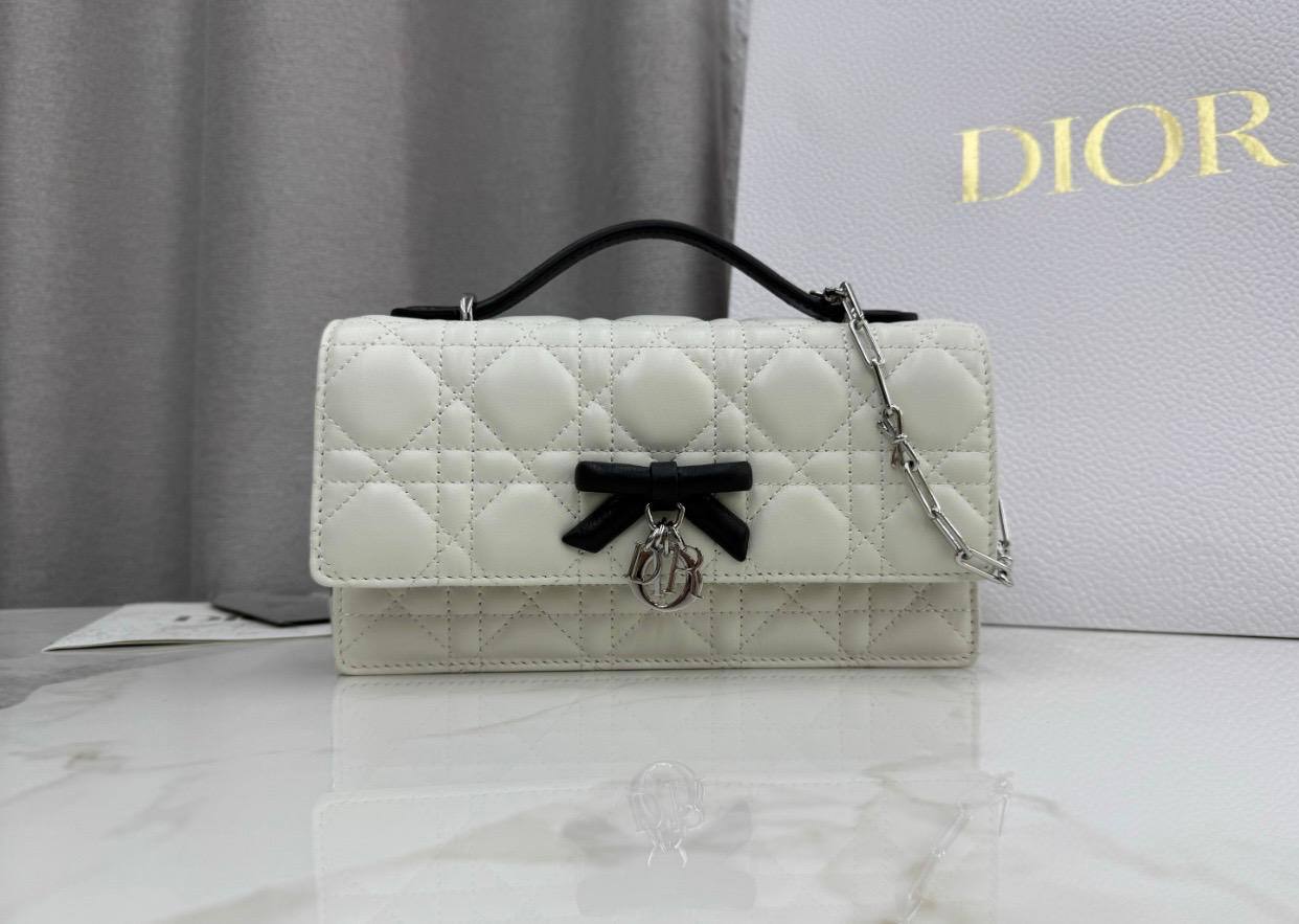Dior ✨💕✨
New collection ✨✨✨
SuperMaster Quality 🔥🔥
Available Now ❤️❤️❤️
For Price 👇 WTSP Text Zain 0568585901

Zain252
♥️♥️♥️