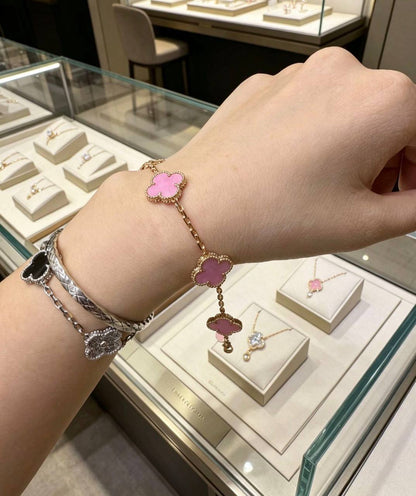 VCA 
Bracelet 
Master☘️
*70* AED with normal box 📦

Zain48
♥️♥️♥️