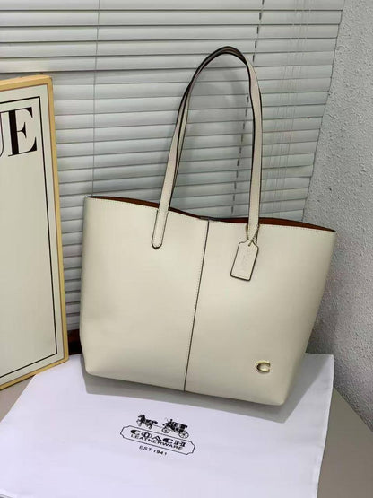 Coach
43*28*13 cm
100 dhs✅

Zain26
♥️♥️♥️