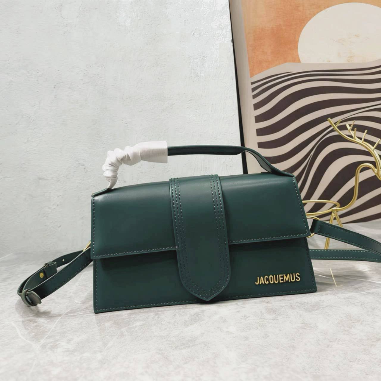 JACQUEMUS 
BIG SIZE NEW CAME GOOD QUALITY 

WITH BOX 
🎁🎁🎁

110 dhs🪙
SIZE: 24CM

Zain39
♥️♥️♥️