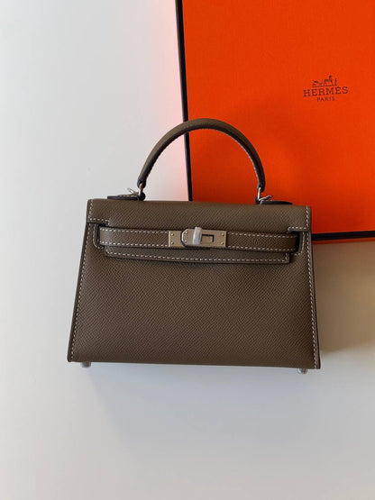 Hermes
minikelly 19cm💕
master quality😍with box❤️
340 dhs❤️💚❤️💚

Zain52
💚❤️💚