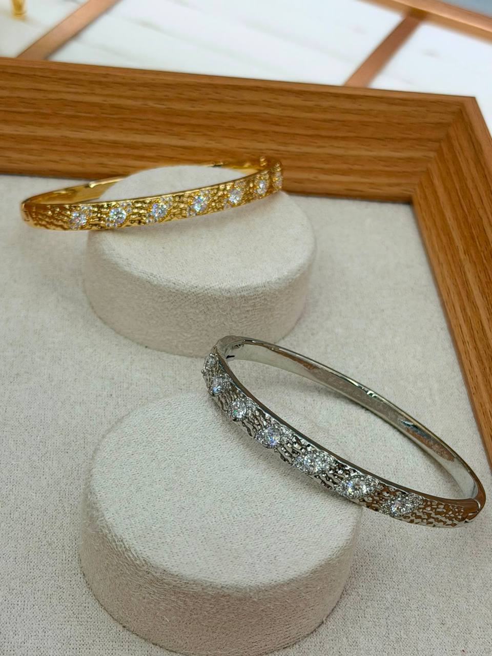 Bangle ❤️‍🔥*
good quality 💯
With black boxes 🗃️ 
20 dhs💓
With normal boxes 📦 
And paper bag🛍️
30 dhs💓

Zain216
♥️♥️♥️