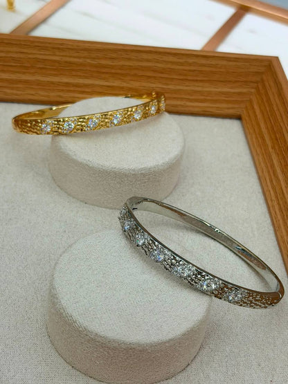 Bangle ❤️‍🔥*
good quality 💯
With black boxes 🗃️ 
20 dhs💓
With normal boxes 📦 
And paper bag🛍️
30 dhs💓

Zain216
♥️♥️♥️