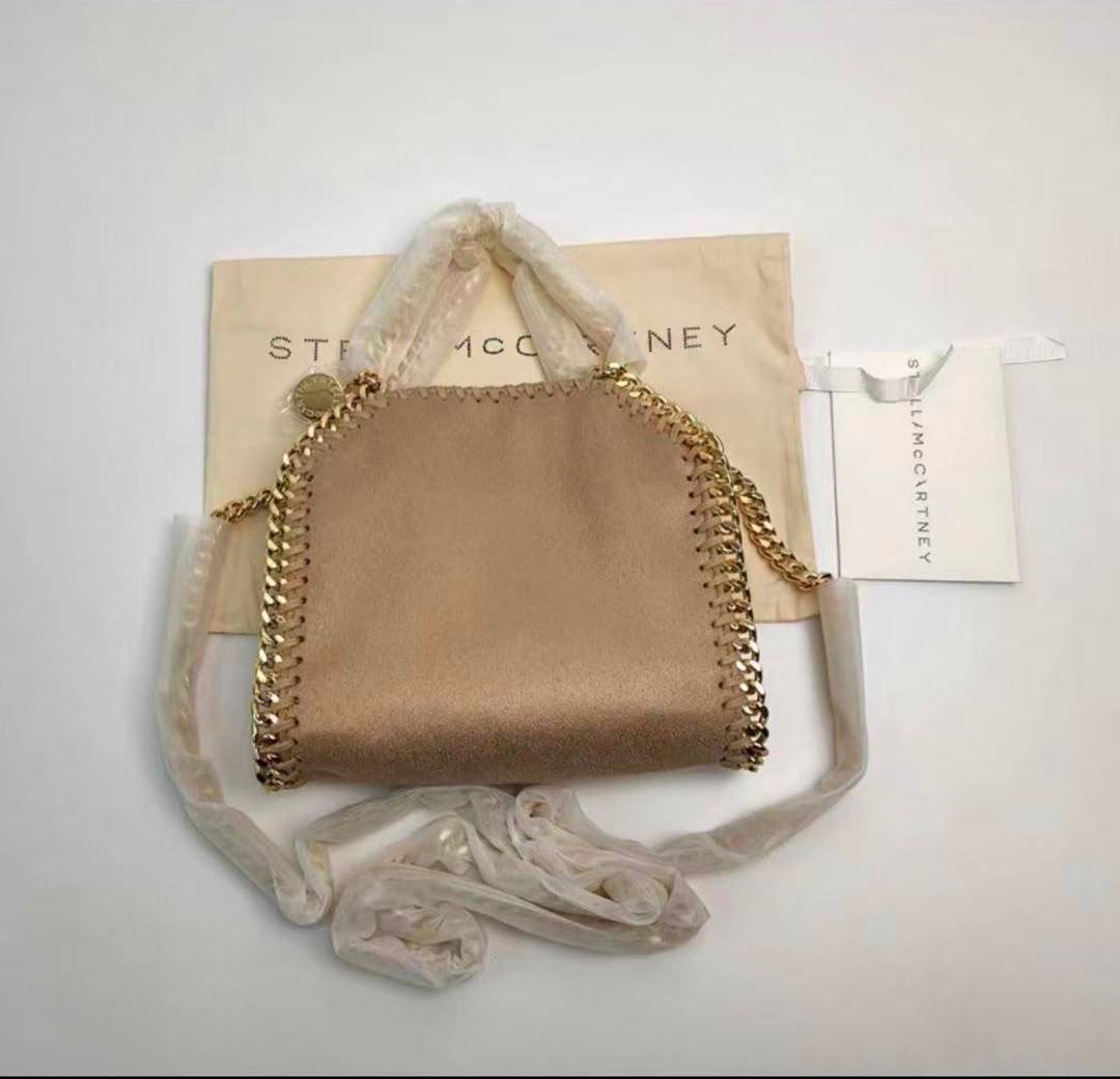 Stella McCartney
110 dhs🇦🇪🇦🇪
size 19×19×3cm
With box

Zain42
♥️♥️♥️