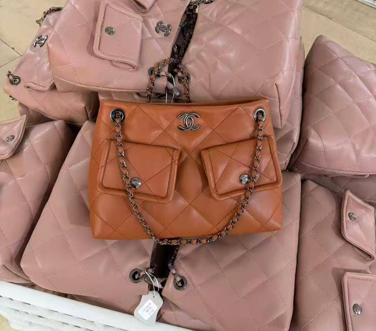 Chanel 
good quality 
110 dhs🇦🇪

Zain278
♥️♥️♥️