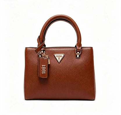 Prada
130 dhs🇦🇪🇦🇪
size：24cm
High-quality with box

Zain35
♥️♥️♥️