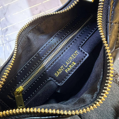 YSL 
COPY ONE SMALL SIZE NEW CAME 

WITH BOX 
🎁🎁🎁

130 dhs🪙🌨️

Zain39
♥️♥️♥️