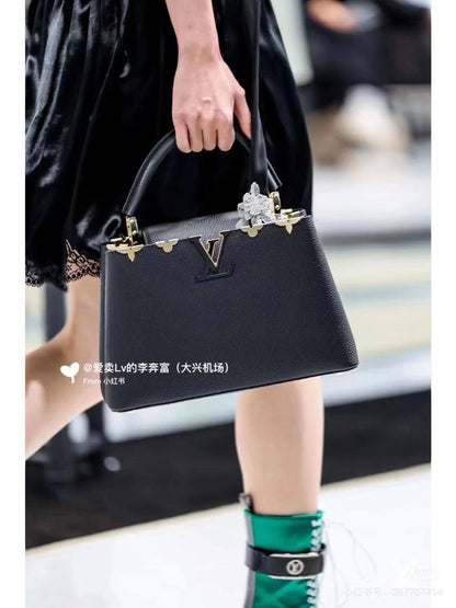 LV Capitalcines 
Size : 27 * 19 cm
110 dhs🪙💕
with box🎁

Zain115
♥️♥️♥️