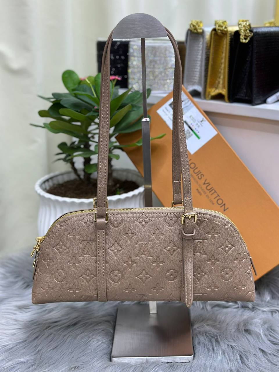 LV
SIZE  ……… 32CM 🥰
95 dhs🪙🌨️
with box🌷

Zain244
♥️♥️♥️