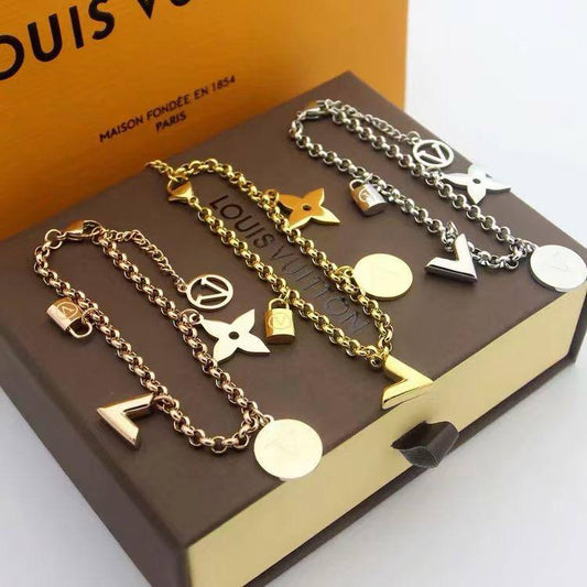 Lv Bracelet
✨💫
55 dhs❣️
With Box And Paper Bag🛍️🎁

Zain89
♥️♥️♥️
