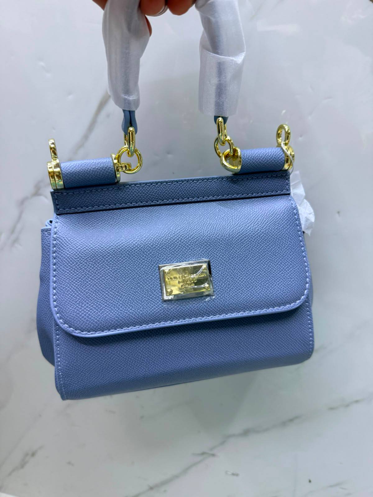 D&G

110 dhs

With box

Zain143
♥️♥️♥️