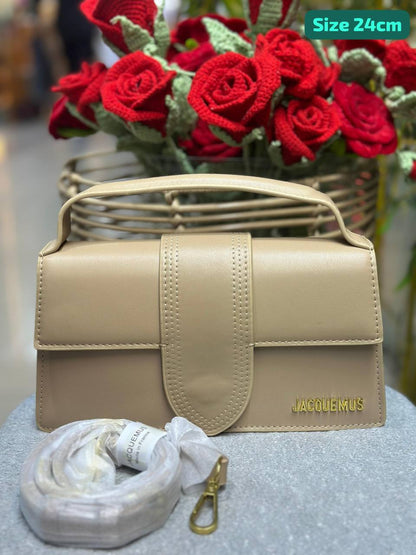 Jacquemus

Good quality 

with box 🎁🎁🎁

100 dhs🇦🇪

Zain186
♥️♥️♥️