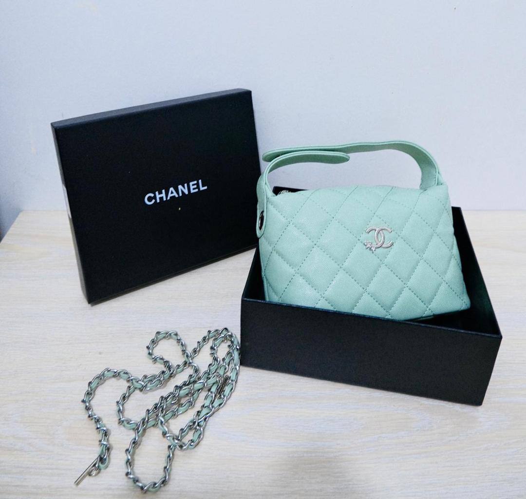 Chanel

95 dhs❤️

with box
🎁🎁🎁

size 21cm

Zain26
♥️♥️♥️