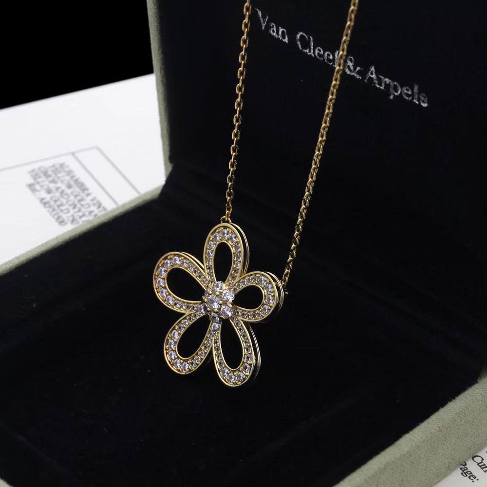 VCA 
LONG NECKLACE
70 DHS🇦🇪🇦🇪
WITH BOX AND PAPER BAG🛍️🎁

Zain89
♥️♥️♥️