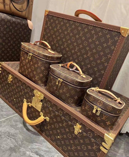 LV
1set 

high quality 
With box

270 dhs🇦🇪🇦🇪

Zain26
♥️♥️♥️