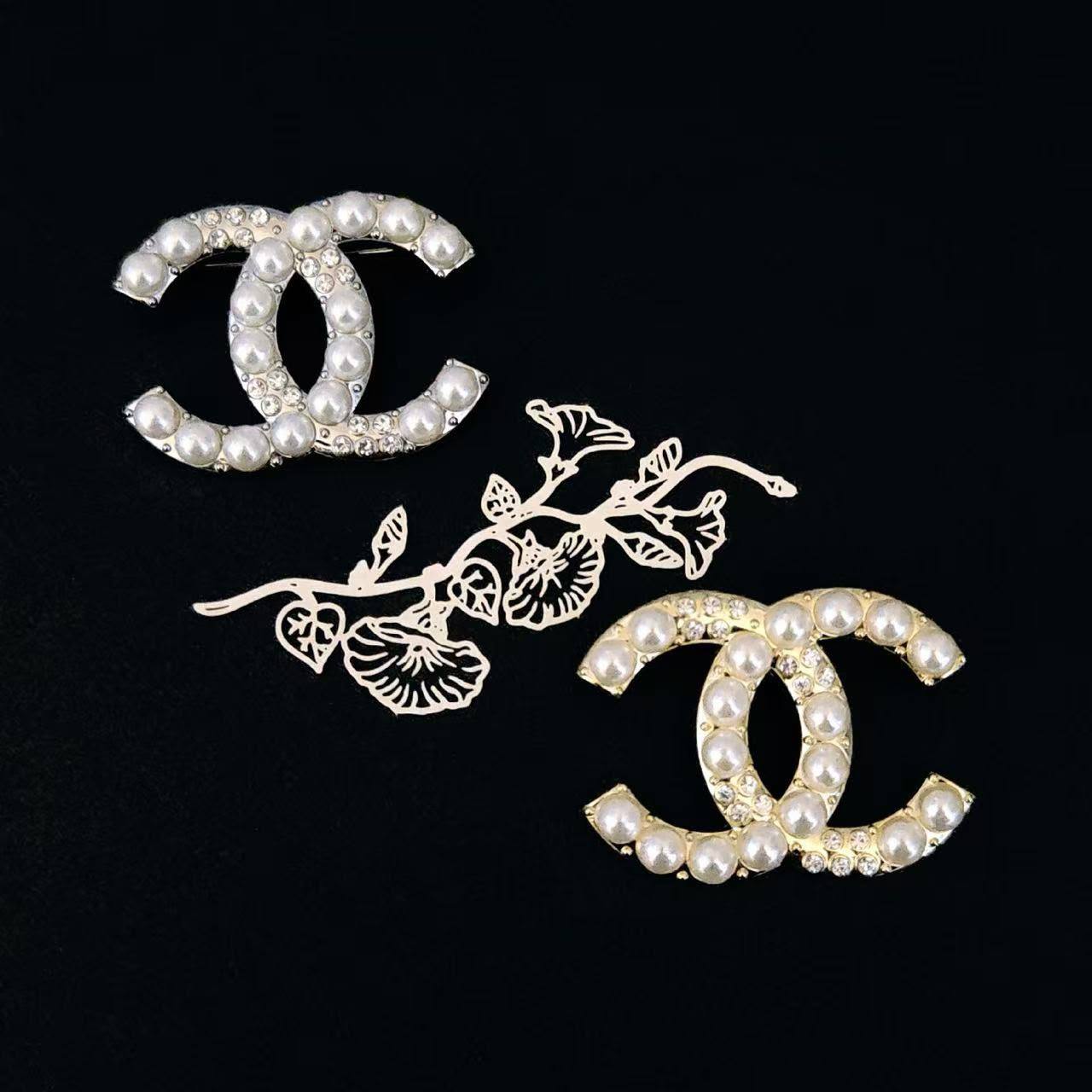 BROOCH🦋*
Good quality 🍁
With black boxes 📦 
20 dhs💓

With normal box 🗃️ 
And paper bag 🛍️
35 dhs💓

Zain216
♥️♥️♥️