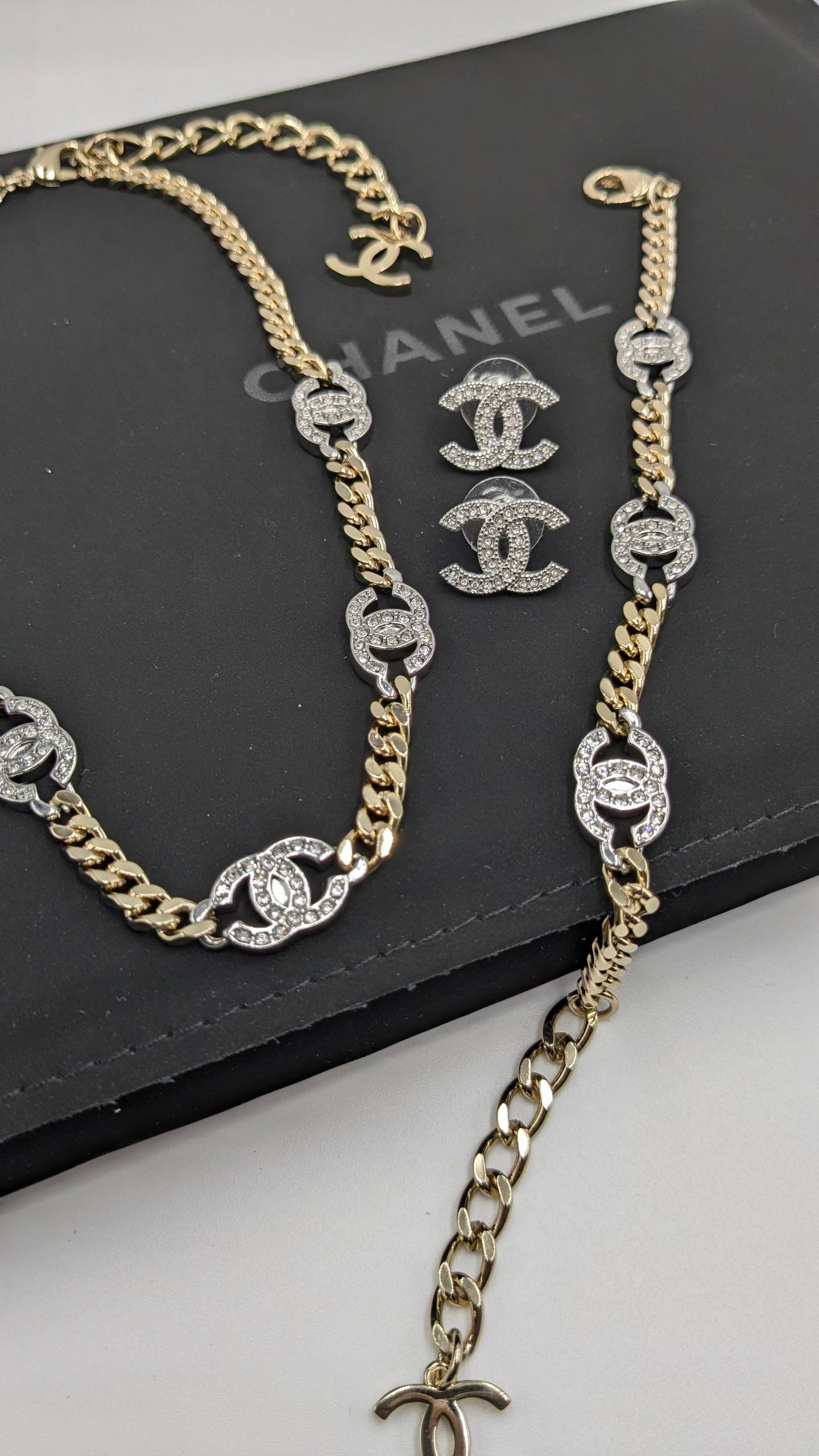 Chanel
*Master Quality* 
*Necklace, Earrings & Bracelet*
220 dhs🗽 with Normal Box 🎁
240 dhs🗽 with Good Box 🎁
260 dhs🗽 with Master Box 🎁

Zain210
♥️♥️♥️