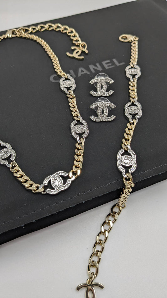 Chanel
*Master Quality* 
*Necklace, Earrings & Bracelet*
220 dhs🗽 with Normal Box 🎁
240 dhs🗽 with Good Box 🎁
260 dhs🗽 with Master Box 🎁

Zain210
♥️♥️♥️