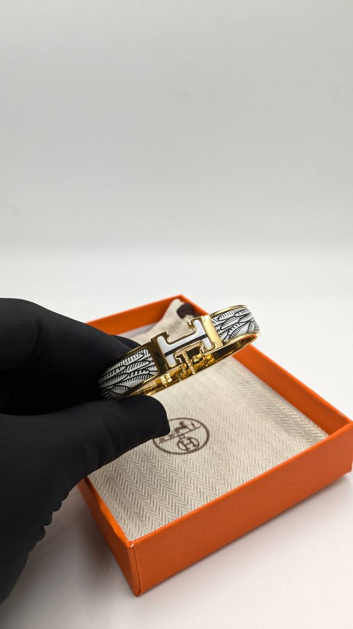 Hermes
*Super Master Quality* 
*Bracelet*
150 dhs🇦🇪🇦🇪 with Normal Box 🎁
190 dhs🇦🇪🇦🇪 with Good Box 🎁
230 dhs🇦🇪🇦🇪 with Master Box 🎁

Zain210
♥️♥️♥️